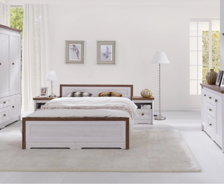 białe łóżko z drewnianymi elementami